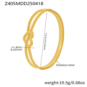 Dettaglio del bracciale a cuore in oro 18k con dimensioni 6,1 cm di diametro e 1,4 cm di larghezza
