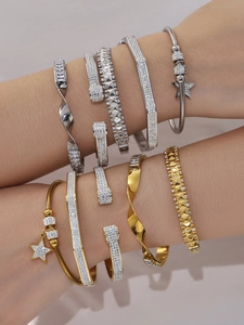 Gros plan de bracelets superposés en or 18 carats et argent sertis de zircons 5A