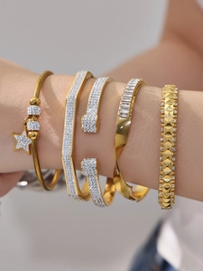 Détail de cinq bracelets superposés plaqués or 18 carats avec zircons 5A scintillants