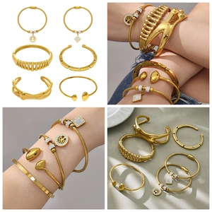 Dettaglio di 6 bracciali placcati oro con ciondolo Albero della Vita e zirconi