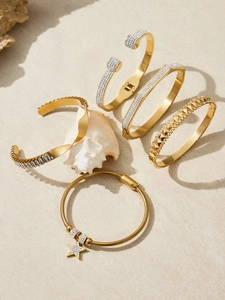 Vue détaillée de cinq bracelets en acier plaqué or 18k avec des accents de zircone 5A éclatants