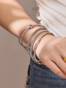 Detail van vierdelige zilveren roestvrijstalen armbandset met bamboe en gedraaid design
