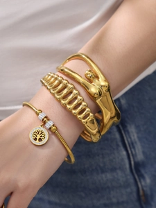 Dettaglio del set di bracciali placcati oro 18k con ciondolo albero della vita e zirconi