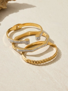 Ensemble de trois bracelets plaqués or 18 carats avec zircons 5A sur fond pierre