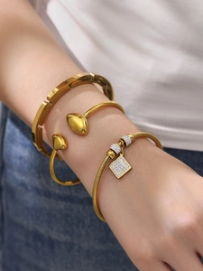 Set di tre bracciali e un cerchio in acciaio inossidabile placcato oro 18k al polso