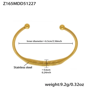 Detail of golden stainless steel spring bracelet showing 6.5cm diameter and 9.2g weight