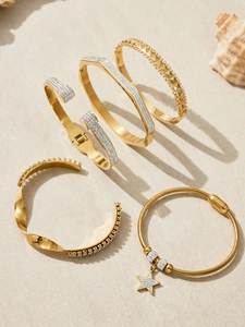Détails de bracelets plaqués or 18 carats avec zircons 5A sur une surface texturée
