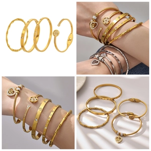 Dettagli di set di bracciali placcati in oro 18k con design a bambù e zirconi incastonati