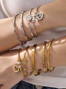 Bracciali sovrapposti placcati oro 18k con motivi geometrici e dettagli in zircone 5A