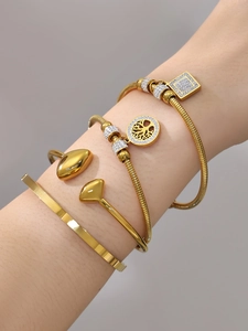 Dettaglio di un set da 4 bracciali dorati in acciaio inossidabile con ciondoli Albero della Vita