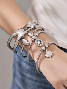 Dettaglio del set di bracciali in acciaio inossidabile argento con albero della vita
