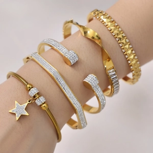 Ensemble de cinq bracelets en acier plaqué or 18k avec pierres de zircon 5A éclatantes