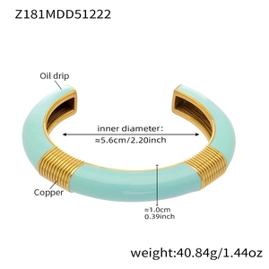 Vista dettagliata del bracciale smaltato con dimensioni diametro interno 5,6 cm e larghezza 1 cm