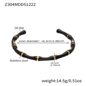 Dettaglio del bracciale in acciaio inossidabile a forma di bambù con smalto nero