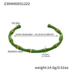Vista dettagliata del bracciale a bambù in smalto verde con specifiche in acciaio inossidabile