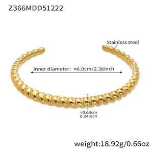 Dettaglio del bracciale rigido a spirale in acciaio inossidabile dorato con diametro 6,0 cm
