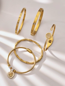 Dettaglio macro di bracciali in acciaio inossidabile placcati oro 18k con zirconi