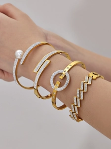 Détails des bracelets en acier plaqué or 18k avec zircons 5A portés sur le poignet