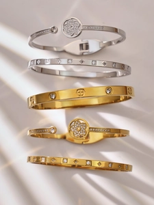 Collezione dettagliata di bracciali in acciaio inossidabile placcato oro 18k e zirconi