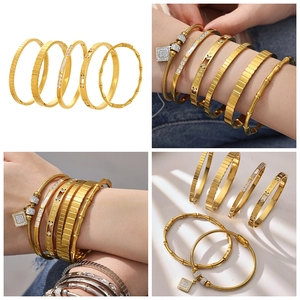 Primer plano del conjunto de pulseras de acero bañado en oro 18k con circonitas y números romanos
