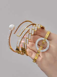 Détails des bracelets en acier doré 18 carats avec zircons 5A et perles blanches de luxe