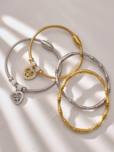 Dettaglio di set quattro pezzi con bracciali a bambù e ciondoli albero della vita