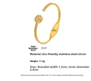 Detail von 18k vergoldetem Edelstahl-Armreif mit Zirkonia und hohler Blumen-Applikation