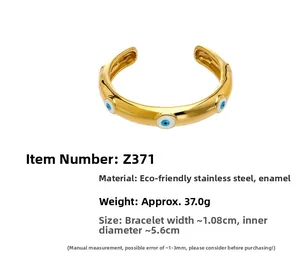 Dettaglio del bracciale in acciaio dorato con motivi malocchio e smalto blu