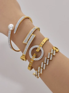 Détail macro des bracelets plaqués or 18 carats avec zircons 5A sur le poignet du modèle