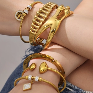 Set di bracciali in acciaio inossidabile dorato con albero della vita e forme femminili