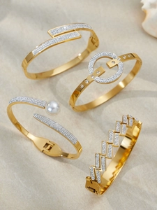 Détails macro de bracelets en acier doré 18 carats avec zircons étincelants et perles