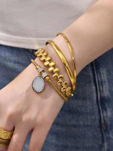 Details des Gold-Schmucksets mit Strass-Anhänger-Armband und Sonnenblumen-Ring