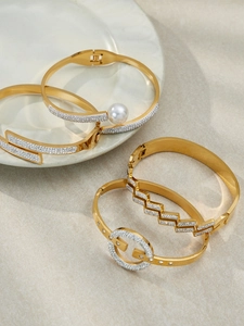 Détails de bracelets joncs dorés ornés de zircons 5A et perles en superposition
