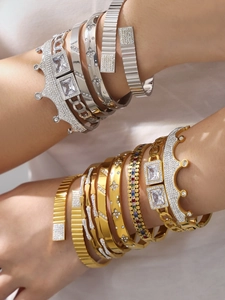 Detailansicht von Kronen-Armreifen aus 18k Gold und Silber mit Zirkonia und Steinen