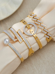 Détails de l'ensemble de bracelets en acier doré 18 carats avec zircons et perle fine