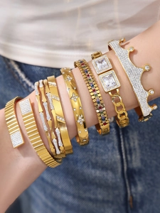 Nahaufnahme von 18k vergoldeten Kronenarmreifen und luxuriösen Zirkon-Armbändern
