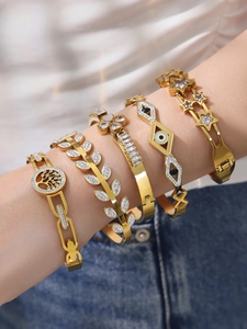 Detailansicht des goldenen Armband-Sets mit Lebensbaum, bösem Blick und Zirkonia