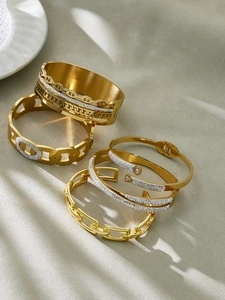 Selección de pulseras de acero inoxidable bañadas en oro 18k con pavé de circonitas