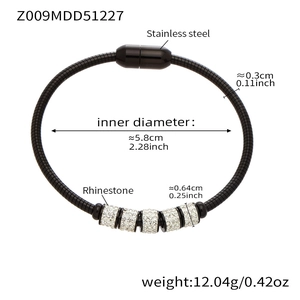 Details zum Magnetverschluss und den Kristallringen am schwarzen Edelstahlarmband