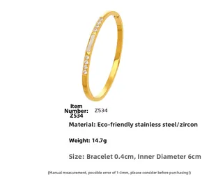 Vista macro del brazalete chapado en oro 18k con circonitas e incrustación de nácar blanco