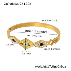 Detalle del brazalete de ojo turco con esmalte azul y piedras de circonita brillantes