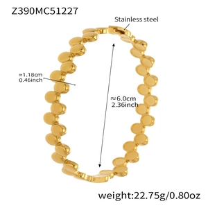 Detaillierte Maße des goldenen Edelstahl-Armbands mit 6cm Innendurchmesser und Breite
