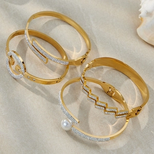 Lot de quatre bracelets en acier plaqué or 18 carats avec zircon 5A et perle sur sable