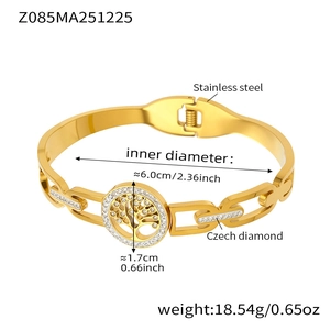 Detalle de brazalete de acero dorado con dije árbol de la vida y diamantes checos