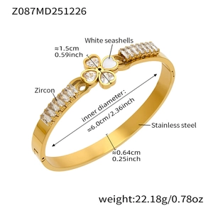 Detalle del brazalete chapado en oro 18k con trébol de circón y nácar blanco