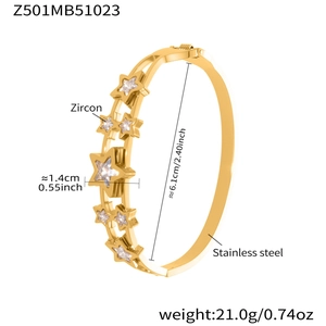 Detalle del brazalete de estrella hueca en acero inoxidable dorado con circonitas