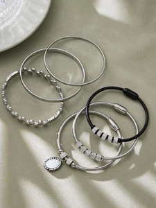 Detailansicht von 6-teiligem Silber-Edelstahl-Armbandset mit Strass-Anhängern