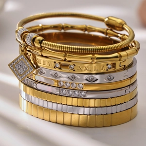 Set de brazaletes de acero chapado en oro 18K con circonitas y números romanos
