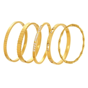 Juego de cinco pulseras de acero bañado en oro de 18k con circonitas y números romanos