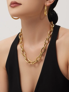 Detailansicht Model mit dicker Goldkette und passenden großen Creolen Ohrringen im Set